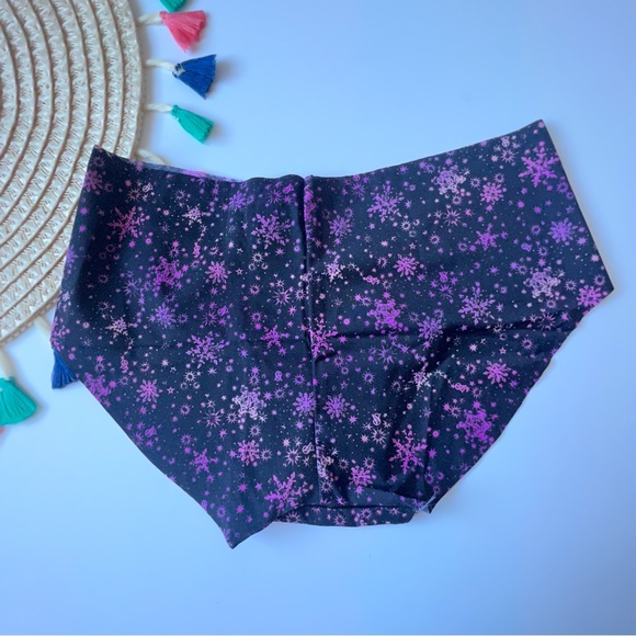 Victoria's Secret No Show Hiphugger Panty Black Snowflakes Small NEW - Picture 3 of 6